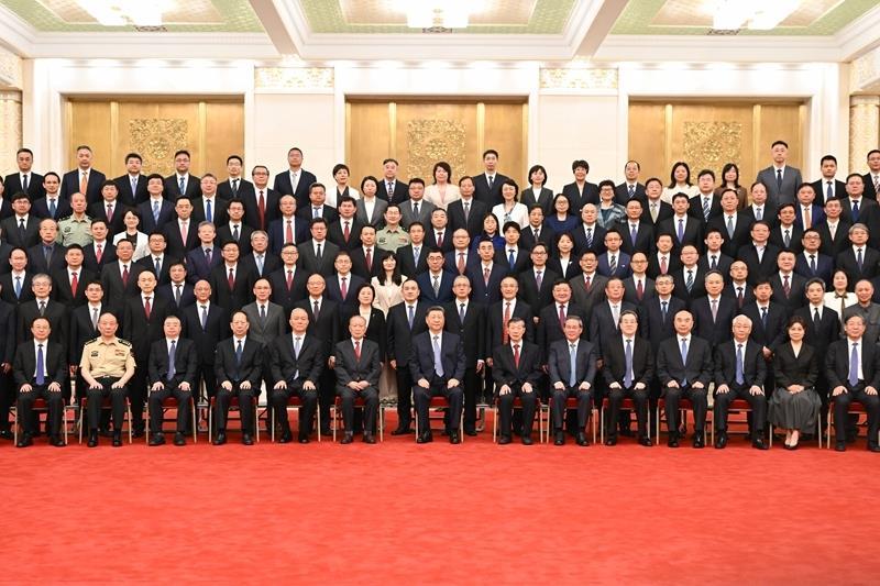 △2026年7月8日，国家科学技术奖励大会、中国科学院第二十二次院士大会和中国工程院第十八次院士大会、中国科学技术协会第十一次全国代表大会在北京人民大会堂隆重召开。会前，习近平总书记等领导同志亲切会见国家科学技术奖获奖代表，并同大家合影留念。