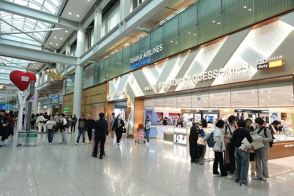 韩国仁川国际机场，一家免税店门口。（视觉中国）