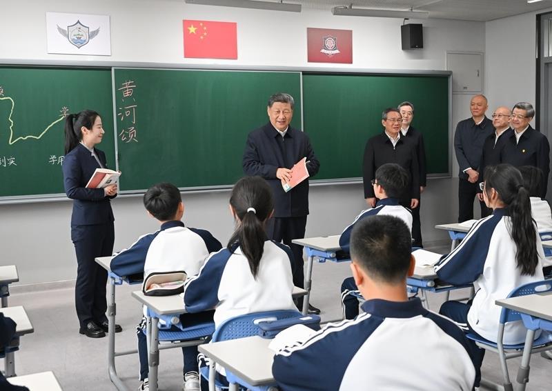 △2026年3月23日，河北雄安新区，习近平总书记走进北京四中雄安校区，同师生亲切交谈。