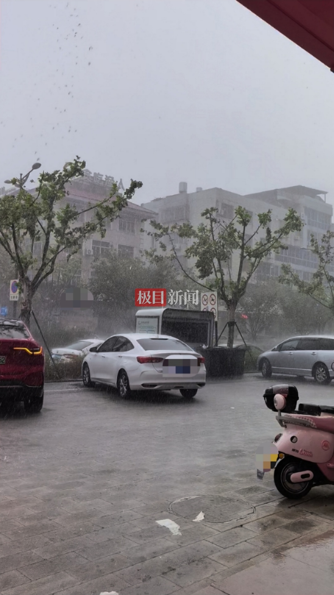 城区阵雨(记者实拍)