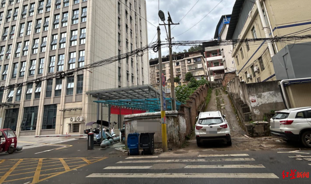 ▲通往罗先生家的陡坡 胡闲鹤 摄