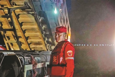 韩磊在封堵决口抢险现场指挥作业