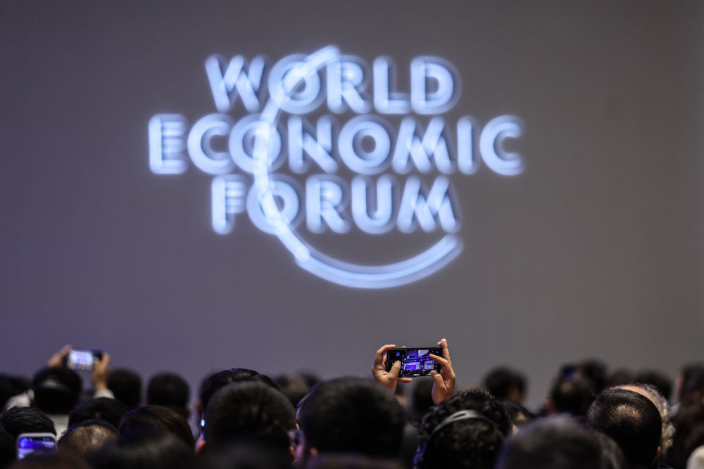 这是6月24日在辽宁大连国际会议中心拍摄的世界经济论坛第十七届新领军者年会（夏季达沃斯论坛）开幕式现场。新华社记者 潘昱龙 摄