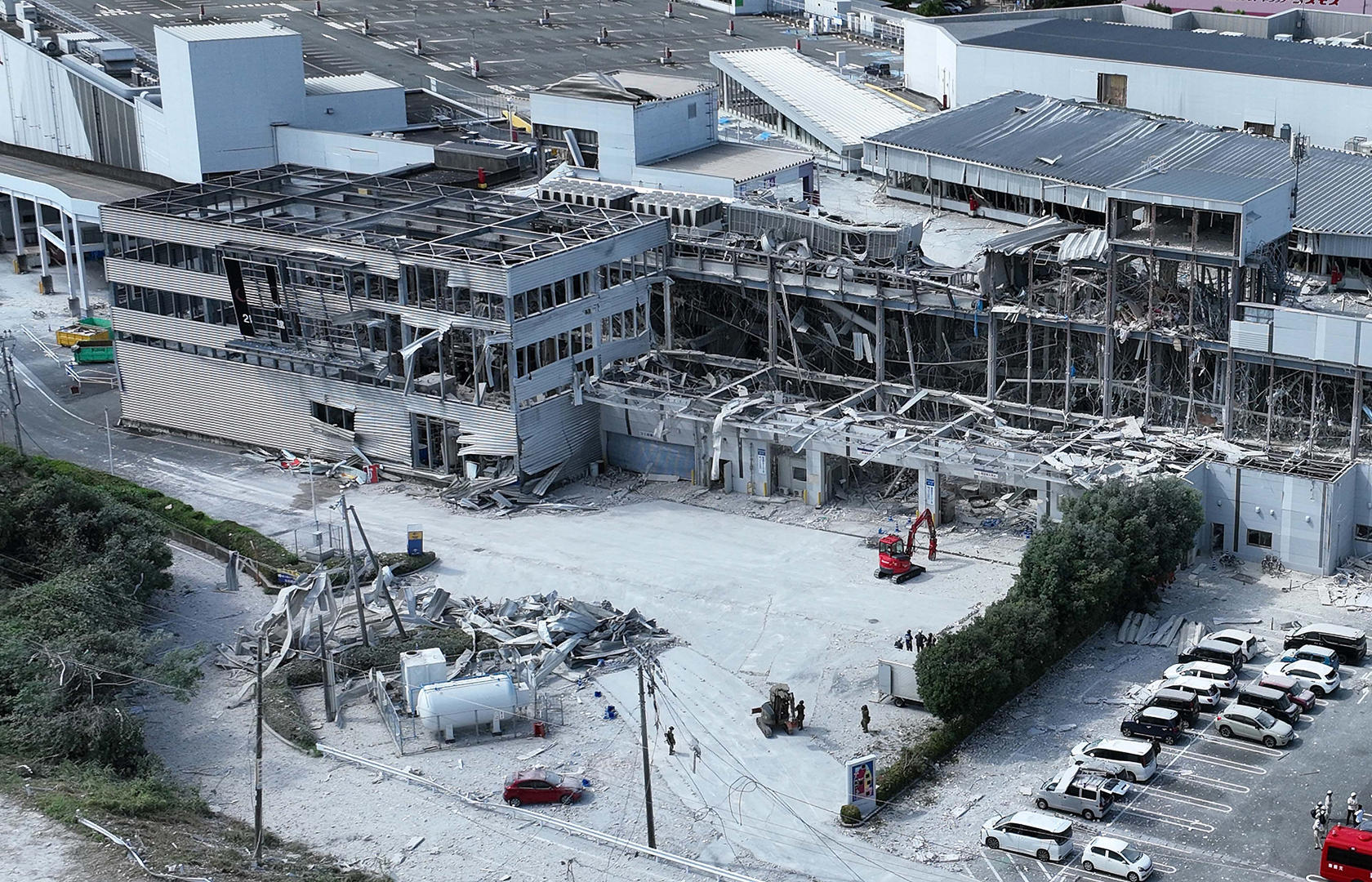 ▲当地时间2026年7月29日，日本熊本县鹿岛町，航拍图显示熊本县嘉岛町永旺购物中心在大地震后发生爆炸 图据视觉中国