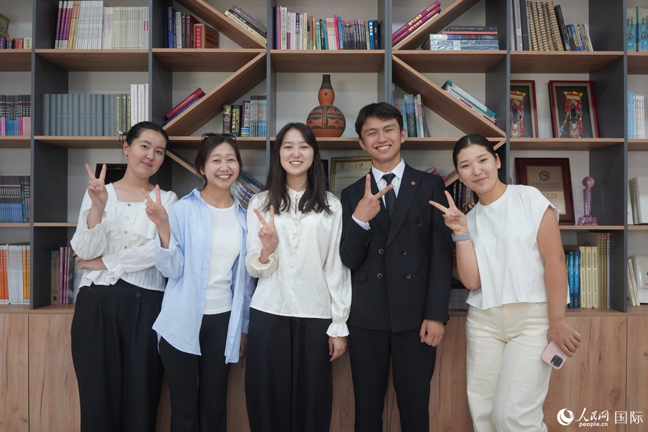 随着中吉两国往来日益密切,越来越多的当地年轻人选择学习中文。人民网记者 褚梦琦摄