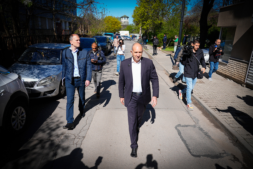 当地时间2026年4月19日,保加利亚索非亚,总统鲁门·拉德夫在投票后被媒体记者跟随。视觉中国图