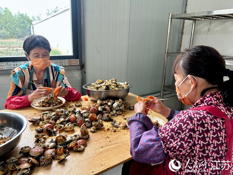拆蟹成了当地村民季节性的增收岗位。人民网记者 王丹丹摄
