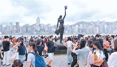 游客在香港尖沙咀星光大道游览。