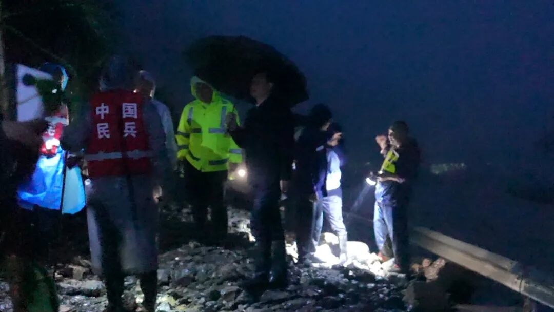 救援人员拦下极目新闻记者一行