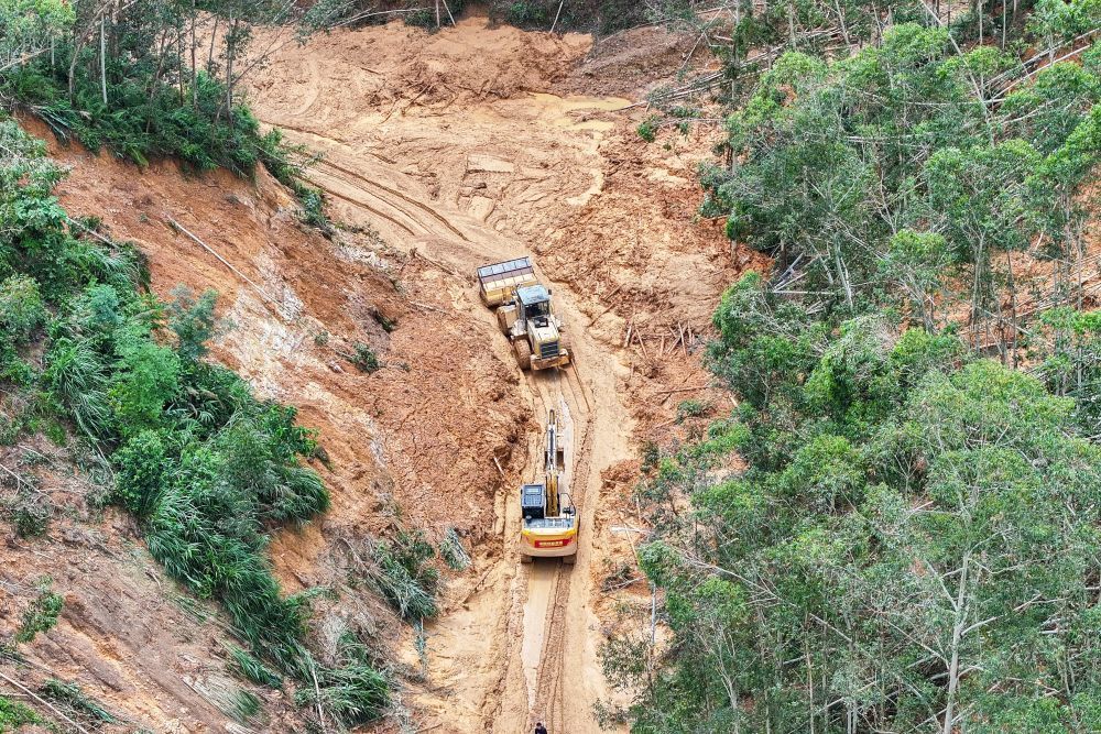 7月11日，在通往镇龙乡的道路上，救援人员操作机械抢通道路。