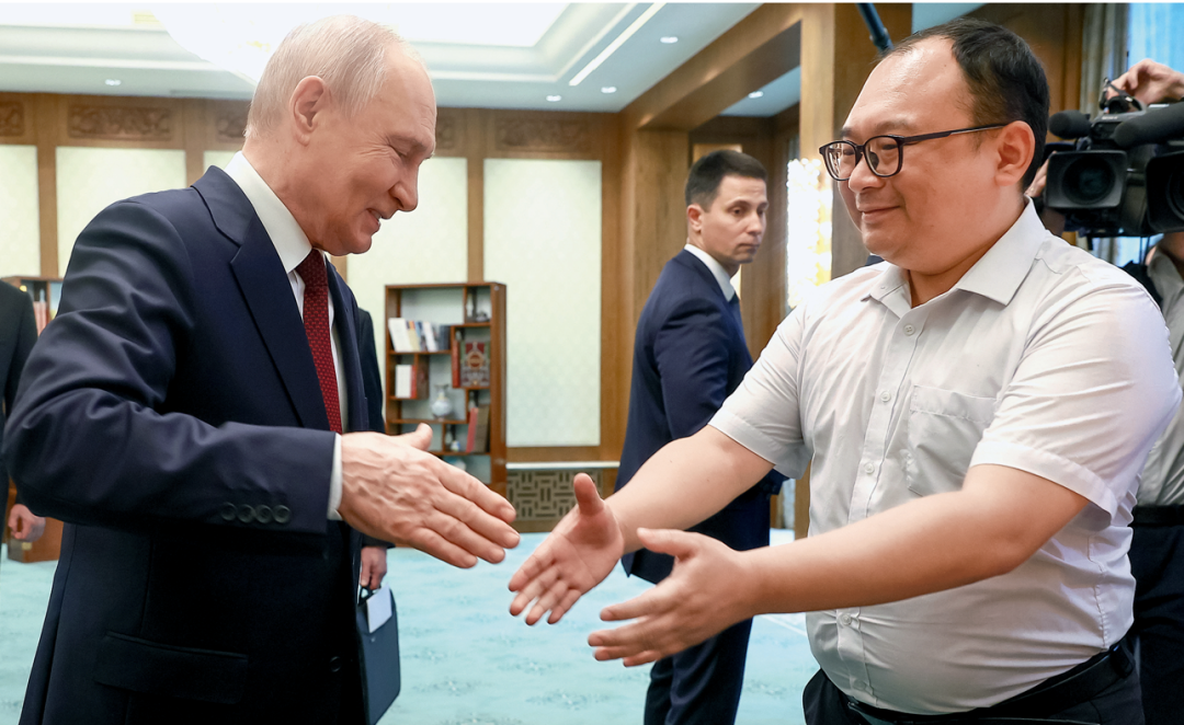 ·2026年5月20日，普京在北京钓鱼台国宾馆与彭湃（右）再次见面，两人握手问好。（视觉中国）