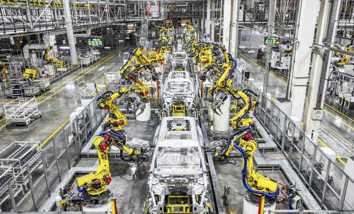 这是2025年9月19日在位于重庆市两江新区的赛力斯汽车超级工厂拍摄的自动化生产作业现场。新华社记者 王全超 摄