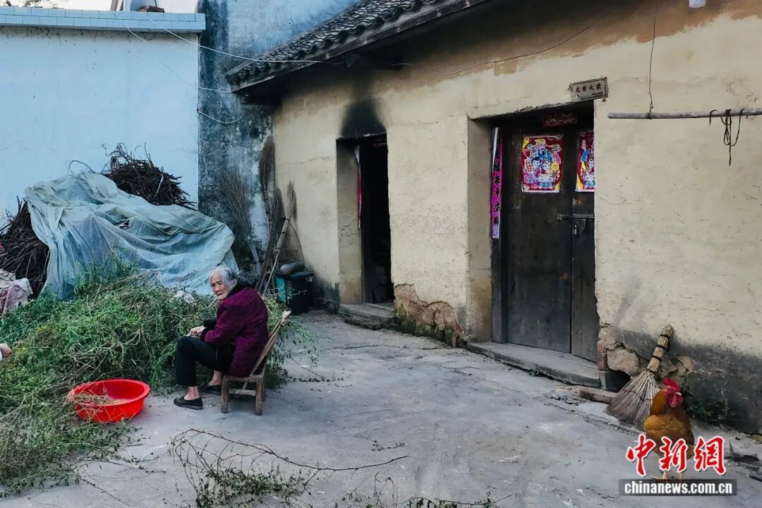 图为王茂贵老人位于烈士墓不远处的家。王佳宁 摄