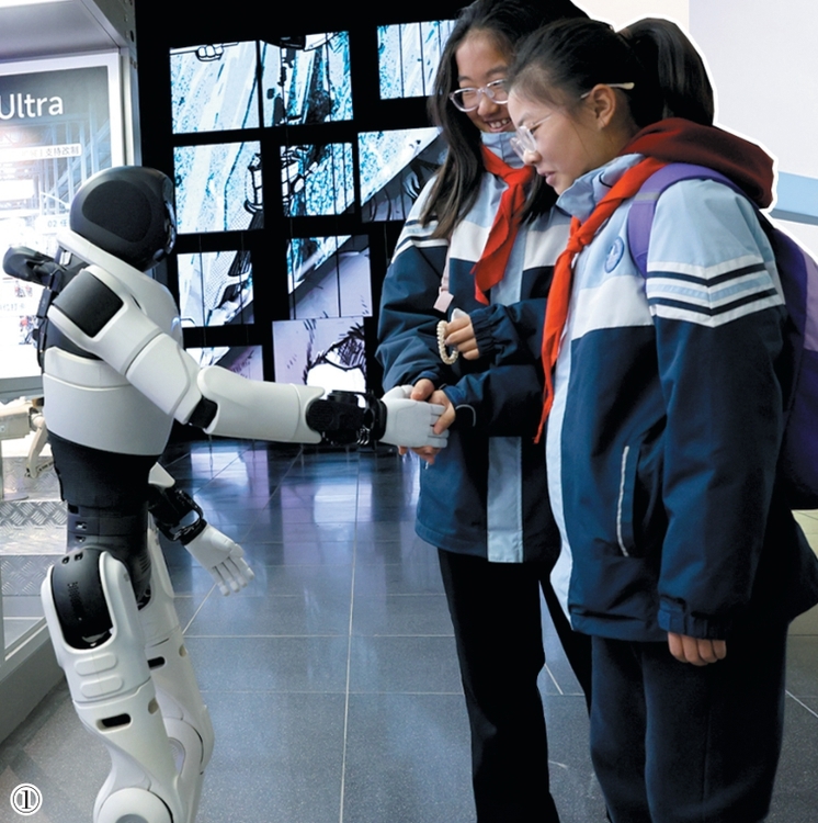 学生们与AI机器人握手互动