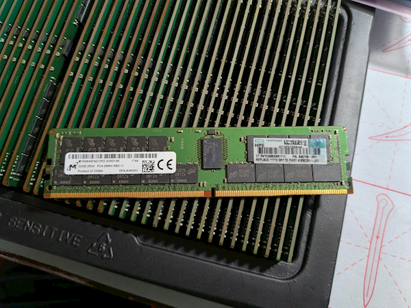 网友爸爸2年前垃圾堆里捡回72条32GB DDR4 内存：如今价值近14万