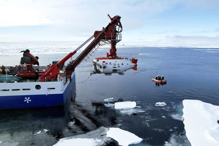 2025年8月11日，“蛟龙”号在北极冰区准备下潜。新华社记者 刘诗平 摄