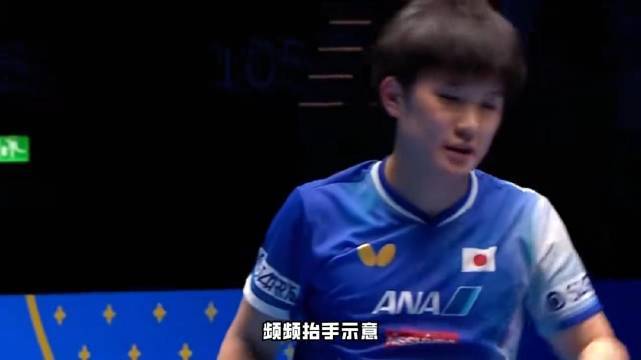 张本智和频繁礼貌道歉！获胜后高举双臂庆祝配资炒股给股票，父亲也为他高兴鼓掌 ｜张本智和
