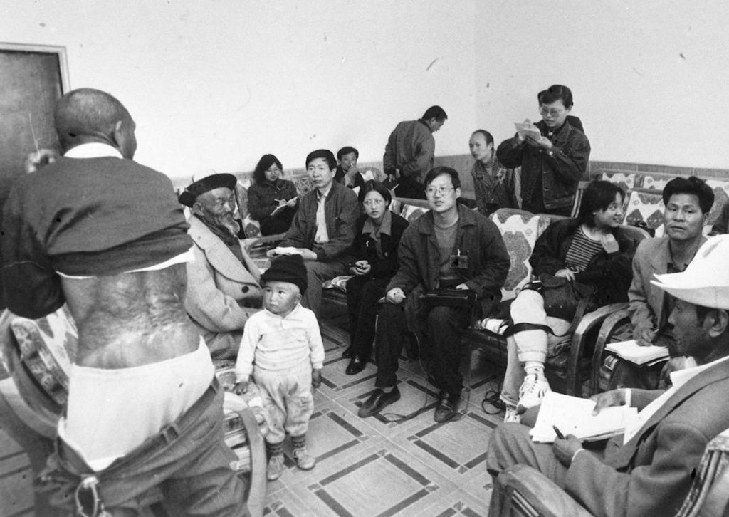 托乎达西（左一）在2岁时被火烧成三度烧伤，是吴登云通过移植自己和病人的皮肤治疗，挽救了他幼小的生命。1999年，他们一家三代人向记者讲述这段故事。新华社发（达&middot;卓尔克太 摄）