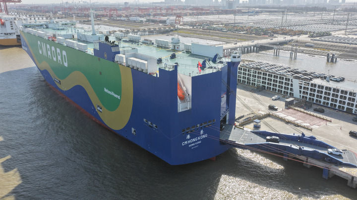 2025年12月9日，在江苏省苏州港太仓港区，“港荣”号甲醇双燃料动力滚装船在装载出口汽车（无人机照片）。新华社发（计海新摄）