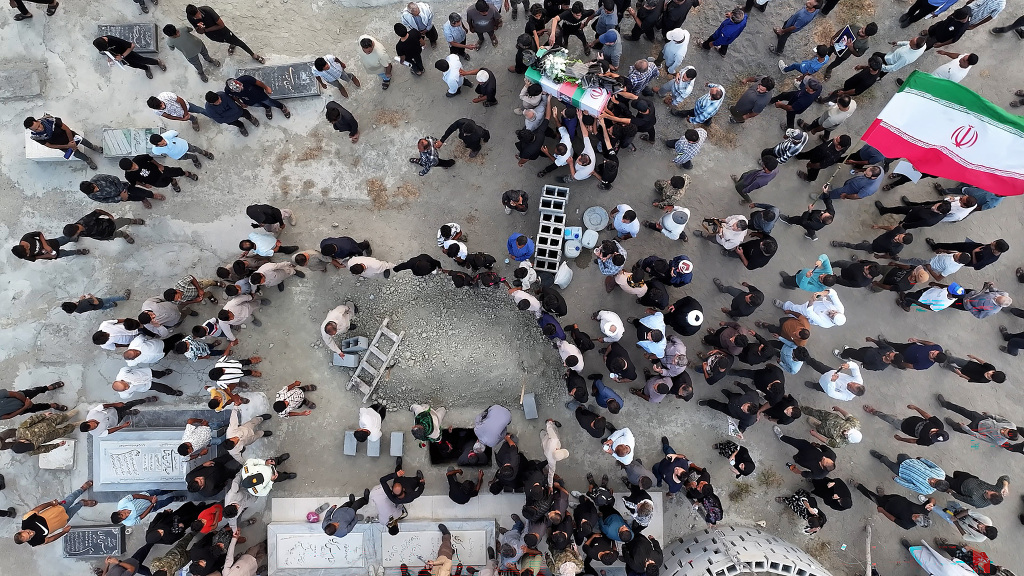 当地时间9月3日,伊朗南部库赫斯塔克,人们正在为婚礼遇难者举行葬礼。