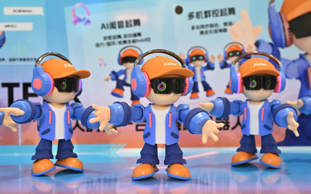 ↑ 4月14日在第六届消博会现场拍摄的一款AI智能桌面陪伴机器人。新华社记者 郭程 摄