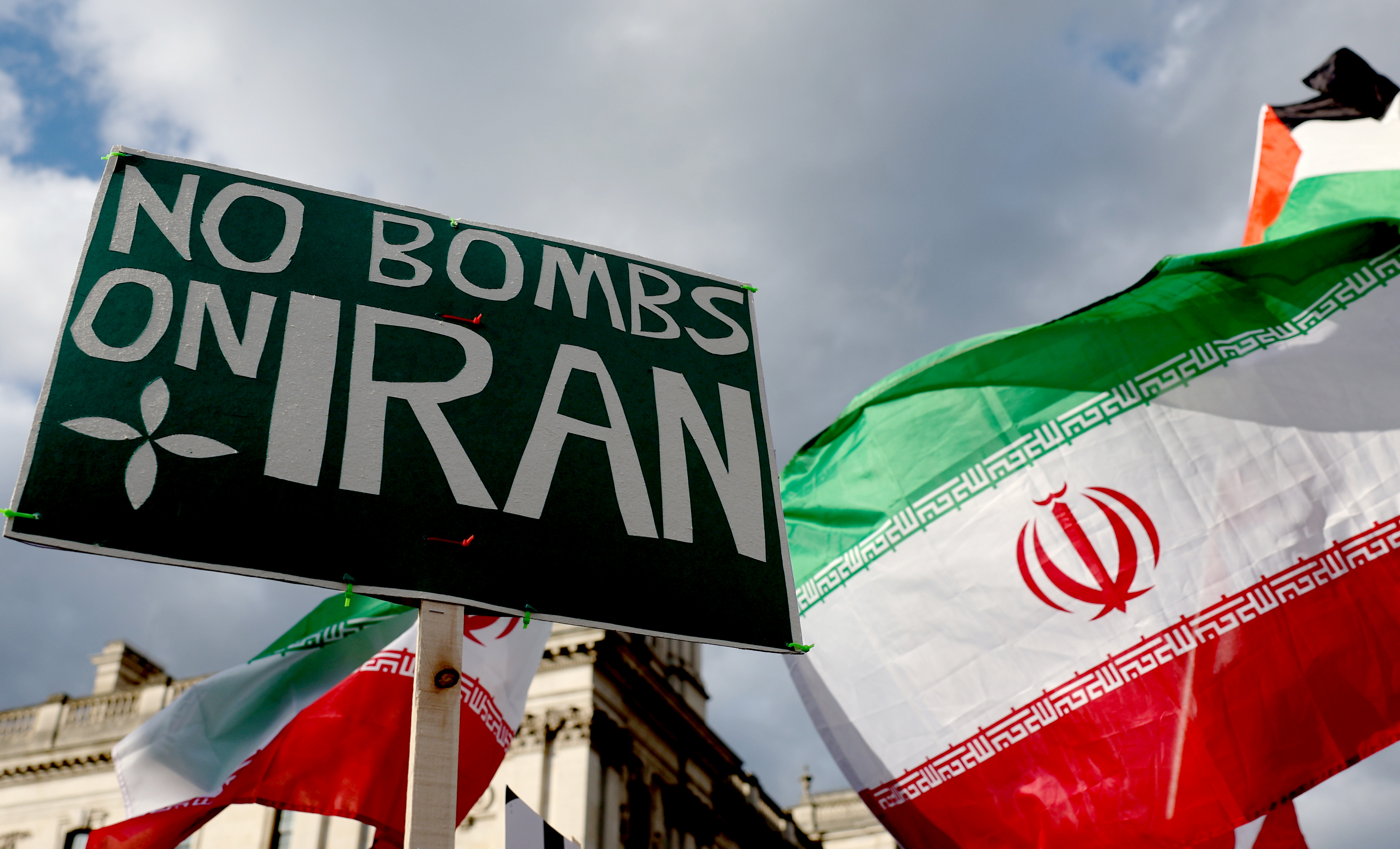 2月28日,民众在英国伦敦议会广场举行示威,抗议美国和以色列军事打击伊朗。新华社记者 李颖 摄