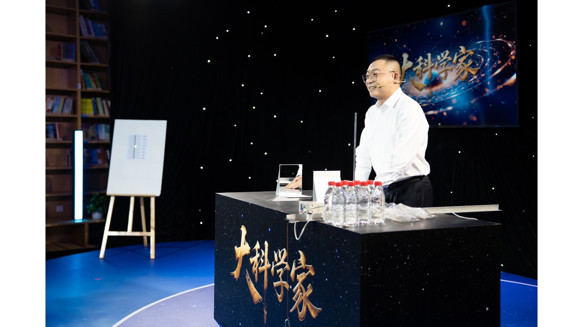 北京第五实验学校的物理老师王震带来三组趣味实验（央广网记者 王综鹤 摄）