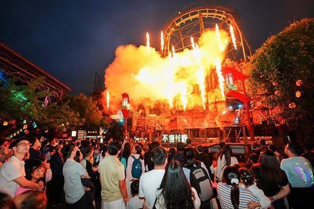今年国庆假期，长鹿旅游休博园吸引众多游客观光。/景区供图