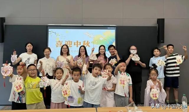 市民在光谷图书馆制作古风花灯