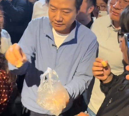 雷军现身盐城给粉丝发麦芽糖:边吃边发太接地气