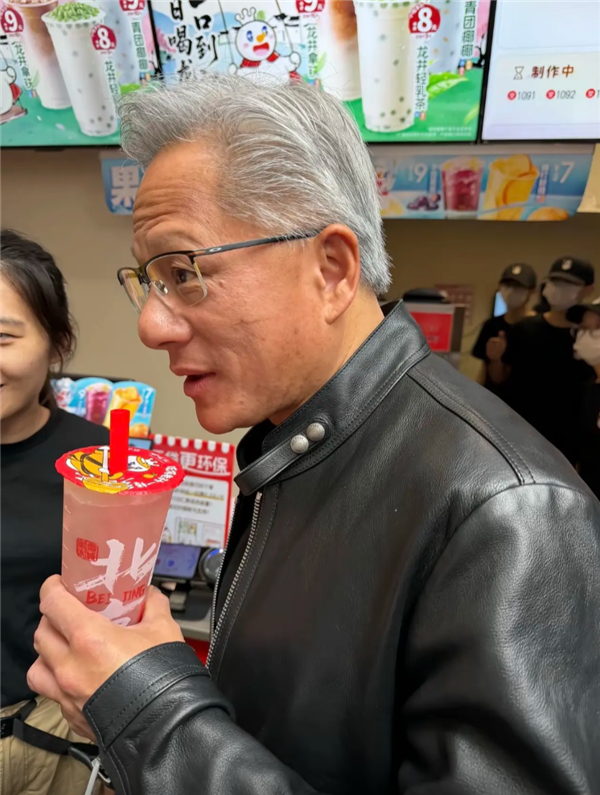 7元就能喝上AI教父黄仁勋同款！蜜雪冰城蜜桃四季春火了
