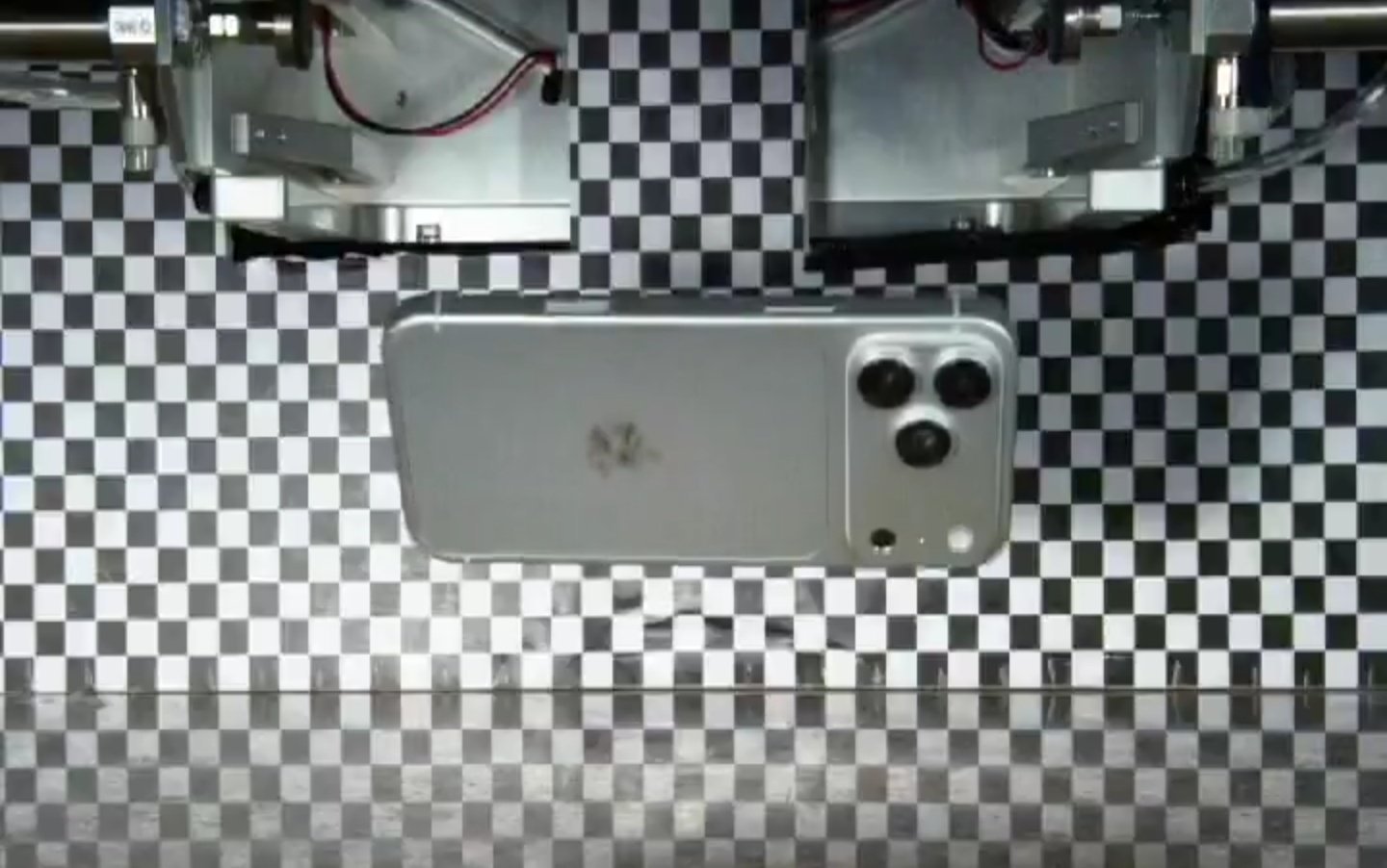 疑似被泄露的iPhone 18 Pro跌落测试泄露视频截图。