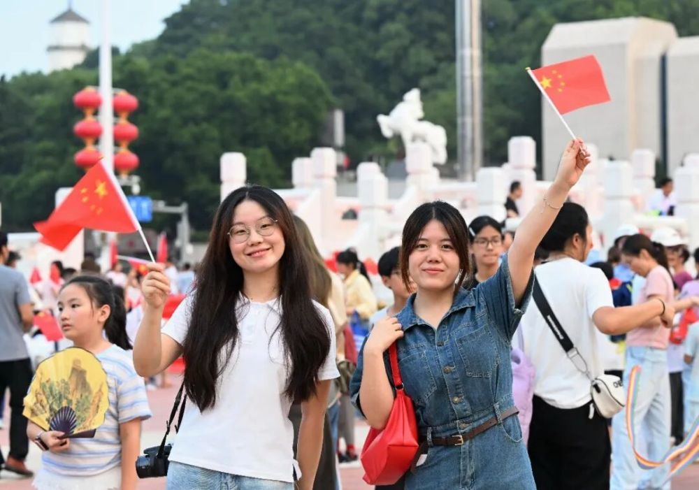 10月1日,人们在福州五一广场参加庆祝中华人民共和国成立77周年升国旗仪式。新华社记者 林善传 摄