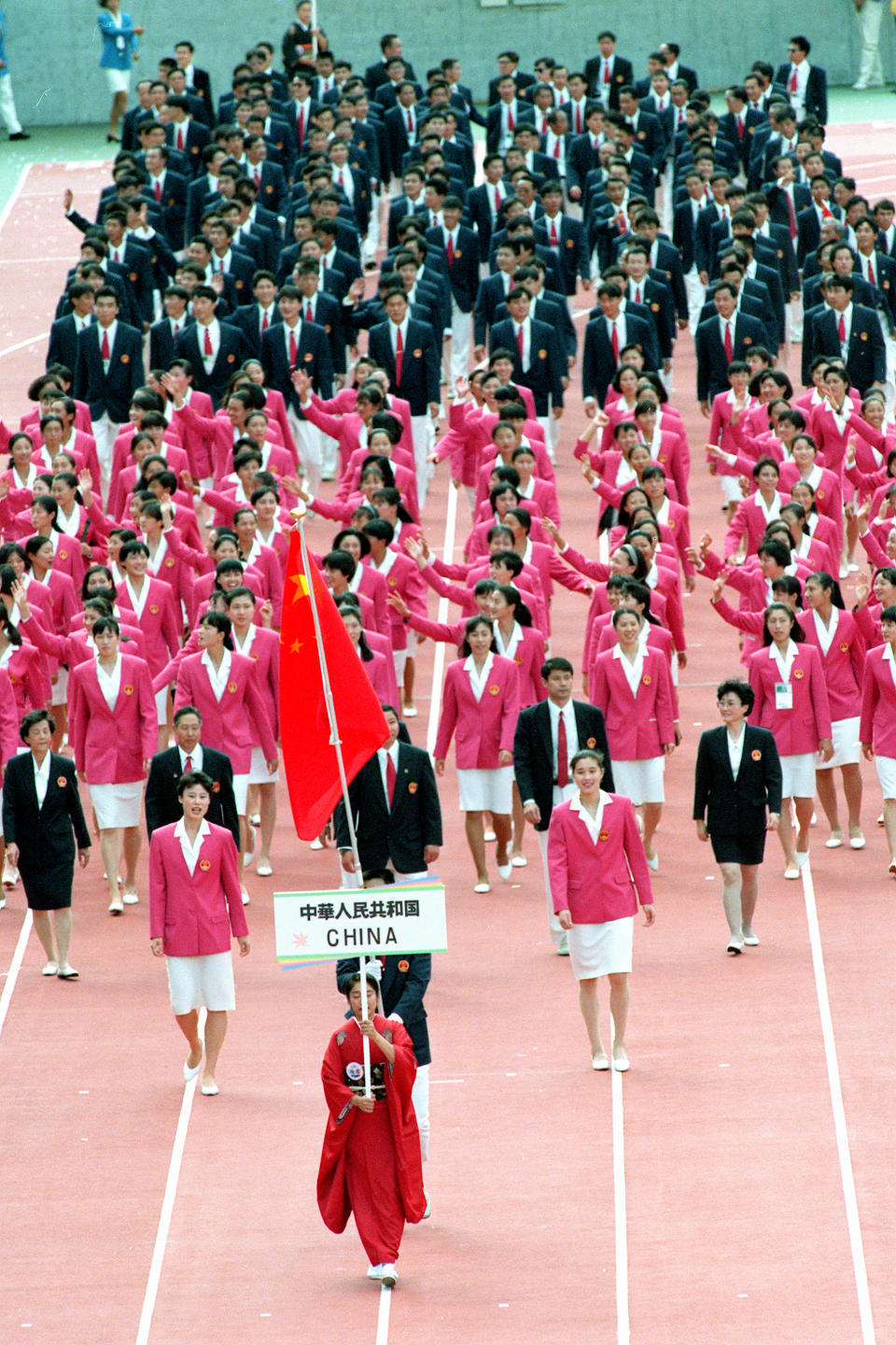 1994年10月2日,第12届亚运会在日本广岛市广域公园综合体育场开幕。这是中国体育代表团入场。 新华社记者 鞠鹏 摄
