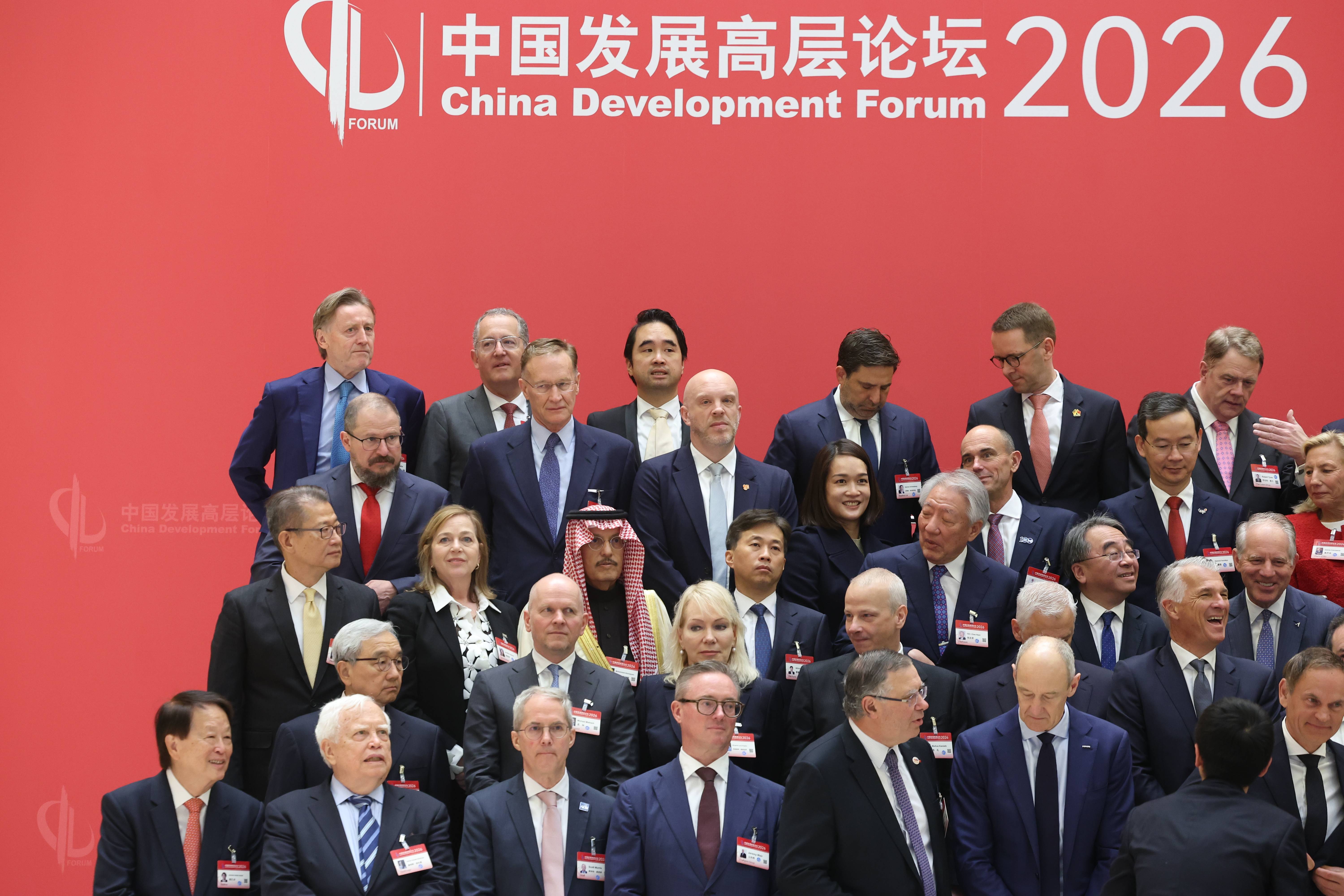 图为嘉宾在开幕式前准备合影。中新社记者 蒋启明 摄