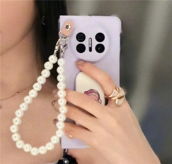 网友卢浮宫偶遇刘亦菲吃饭：意外发现她两年没换新手机