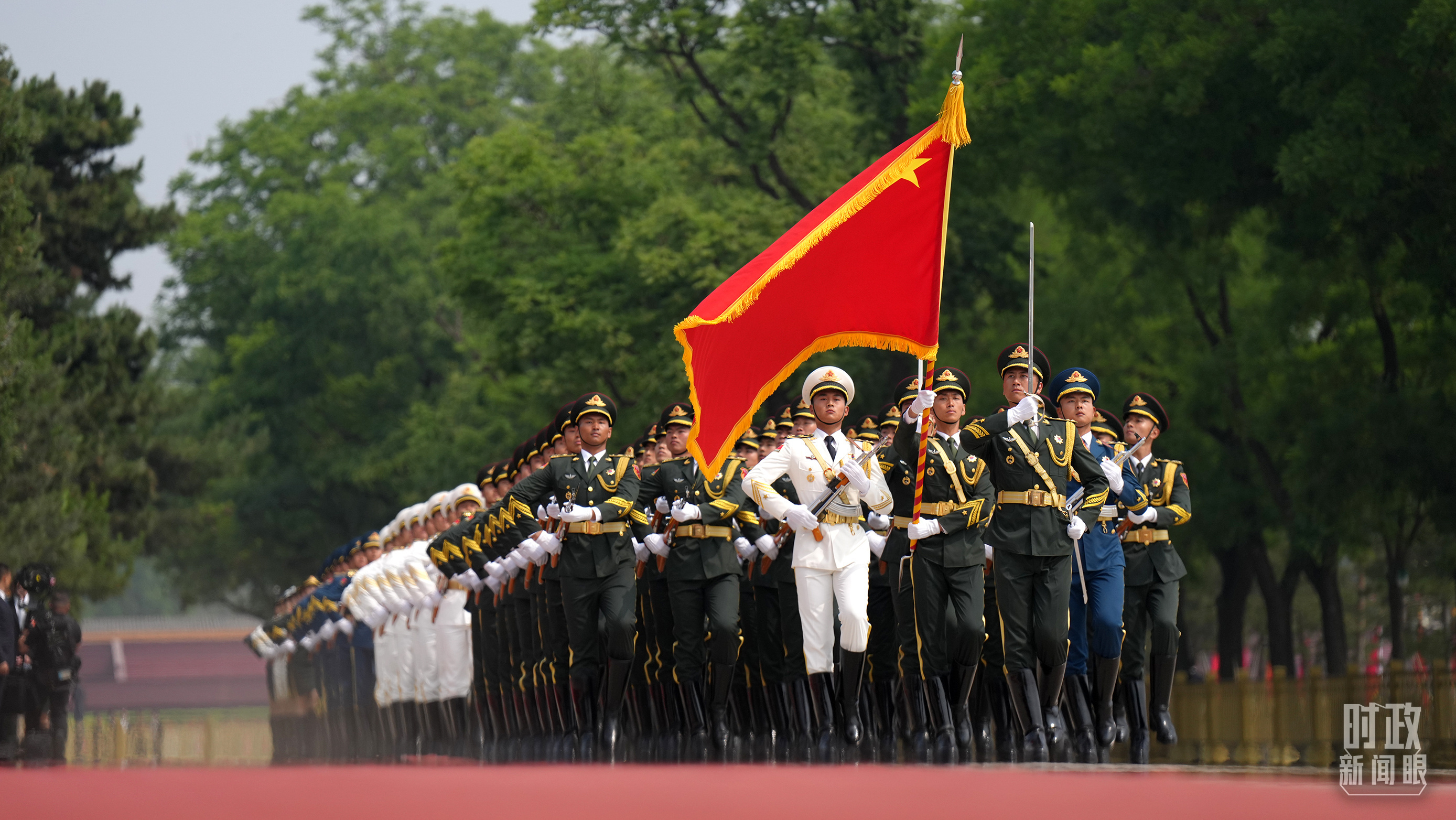 △5月14日上午,欢迎仪式上的中国人民解放军仪仗队。(总台记者李晋拍摄)