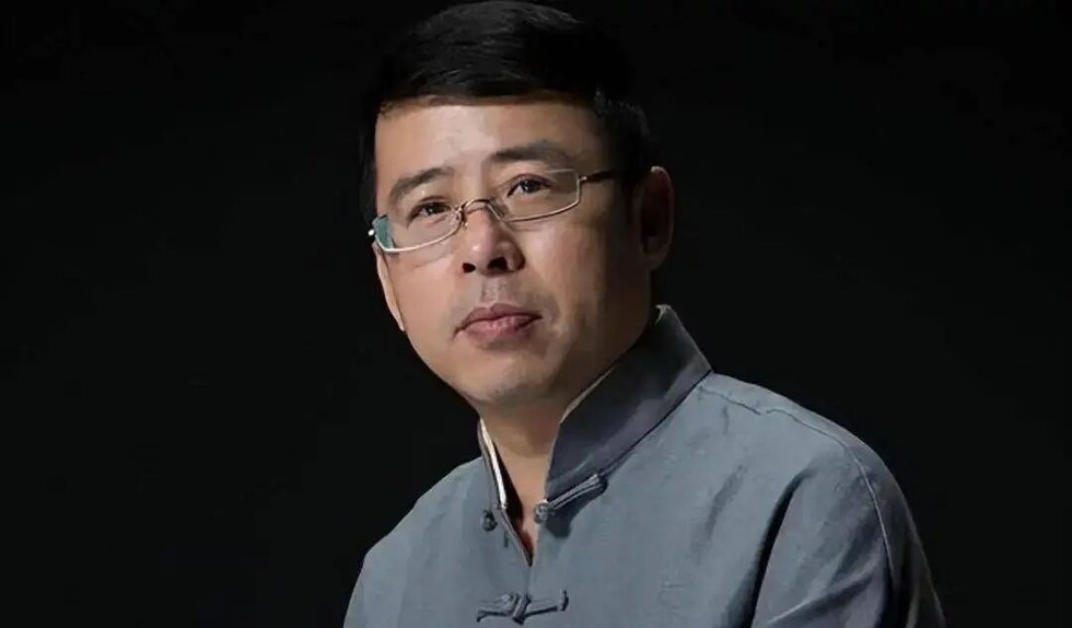 要求中国人向世界道歉，被央视开除的阿丘，如今的状况咎由自取_搜狐网