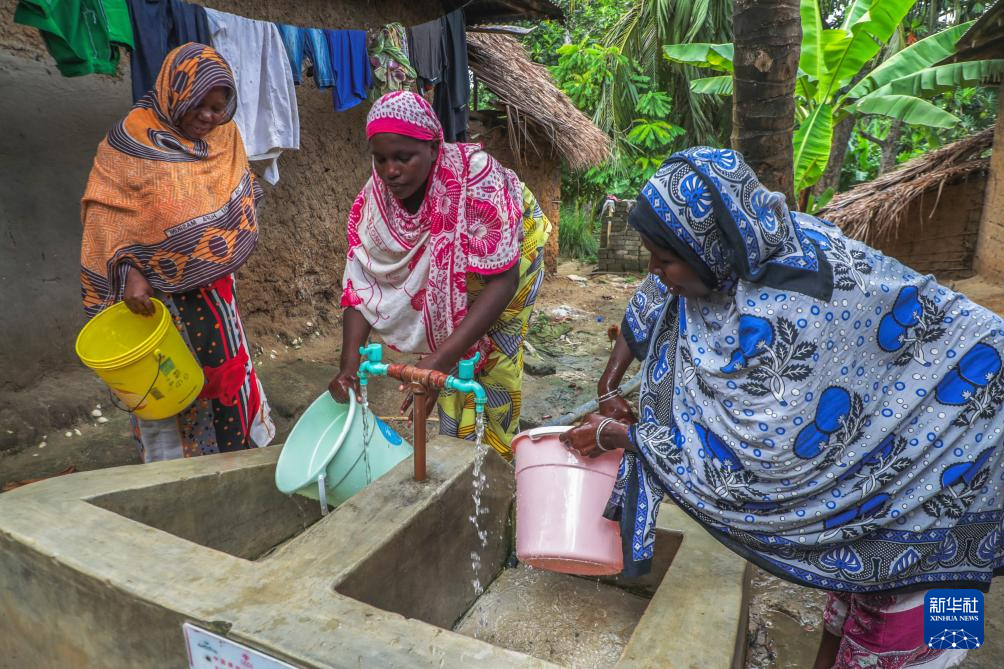 1月1日,在坦桑尼亚桑给巴尔的奔巴岛,村民在集中取水点接水。新华社发(赫尔曼·埃马纽埃尔摄)