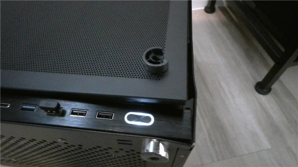 硬度离谱!RTX 5070主机遭亲爹连续暴摔:机箱变形硬是没坏