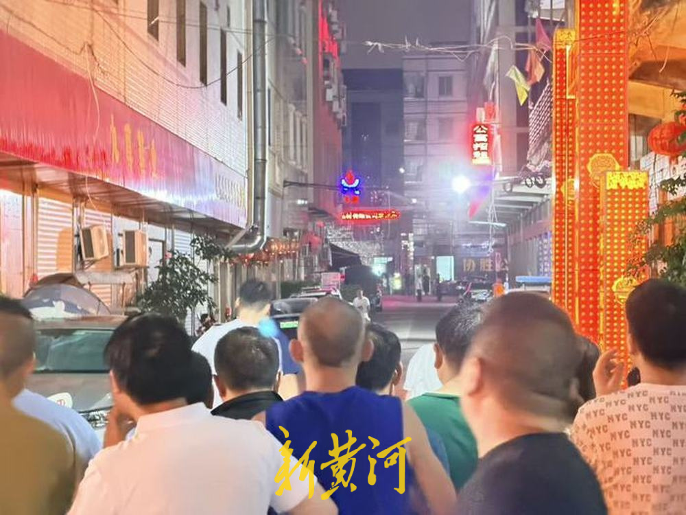 9日晚,鞋厂外围已经拉起封锁线