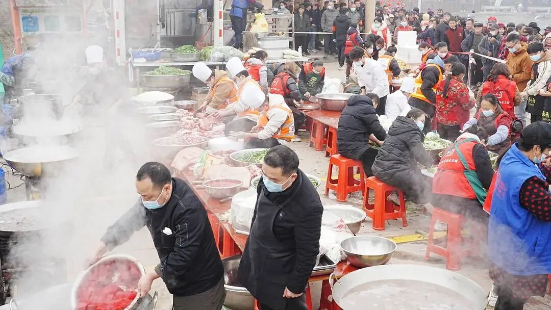 厨师在制作刨猪宴。潘政吉 摄