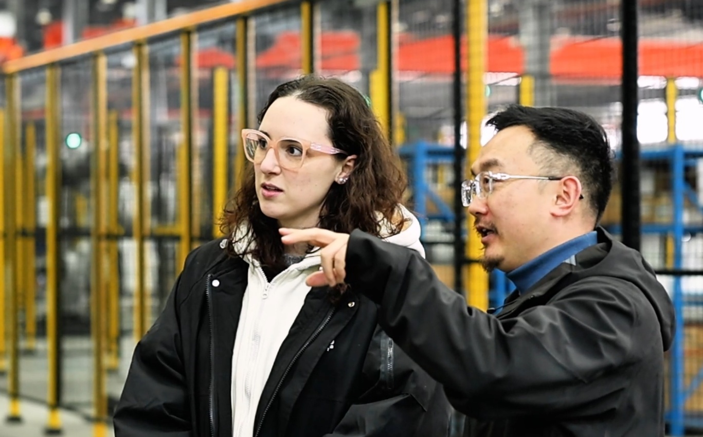 瓦莱里娅和同事一起巡检生产线