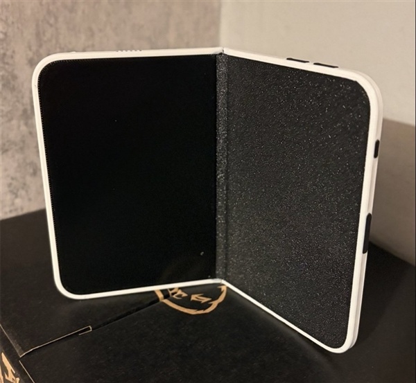 iPhone Fold最新模型出炉：音量键搬到顶部 果粉不得不重新适应