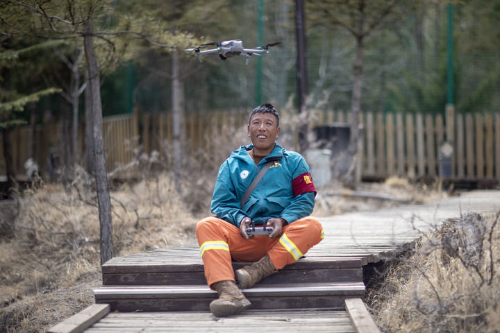 2025年3月20日,扎西曲培在南山公园操控无人机巡山。新华社记者 姜帆 摄