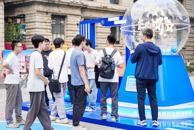 “碰一下”AI互动装置吸引游客排队打卡