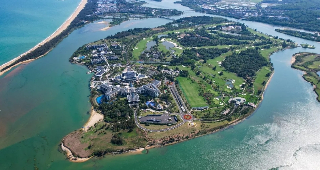 鸟瞰博鳌零碳示范区所在地海南省琼海市博鳌镇东屿岛(3月19日摄,无人机照片)。新华社记者 杨冠宇 摄