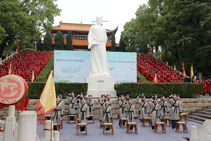 图为2026年4月17日，学生在文天祥纪念馆集体诵读《正气歌》等名篇。刘小荣摄