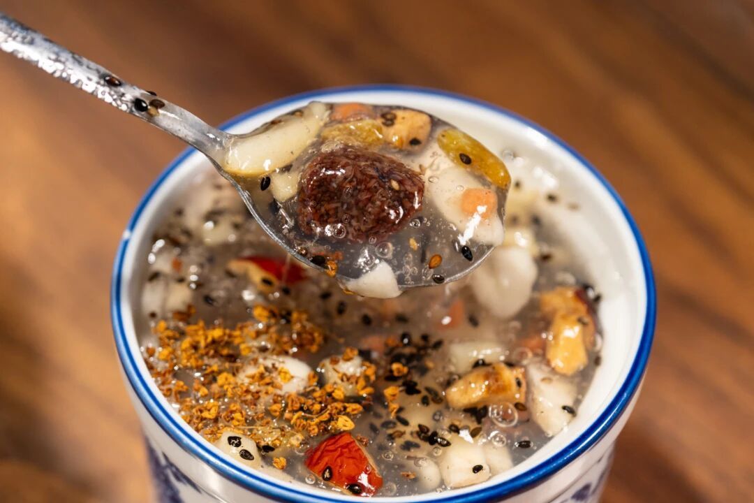 温州的秋,总来得轻悄悄的。没有骤降的寒意,只在清晨推开窗时,鼻尖先接