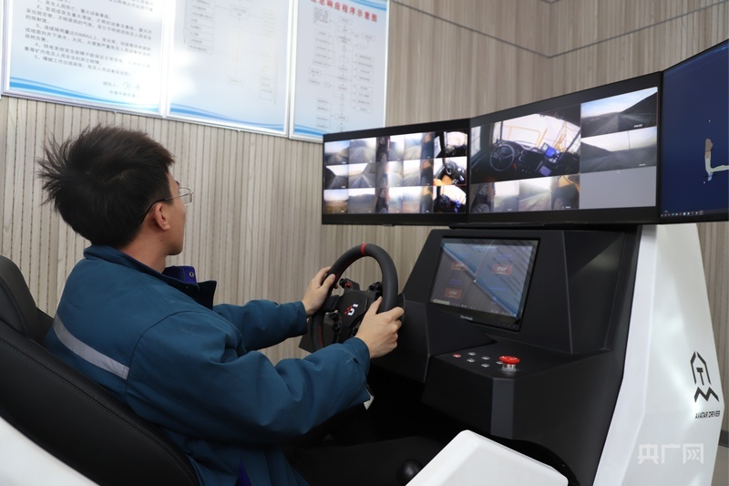 东露天矿技术人员正在操作卡车应急接管平台(央广网记者 张晋鹏 摄）